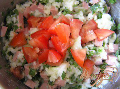 Фото приготовление рецепта: Рисовая запеканка с ветчиной, зеленью и помидорами шаг №4