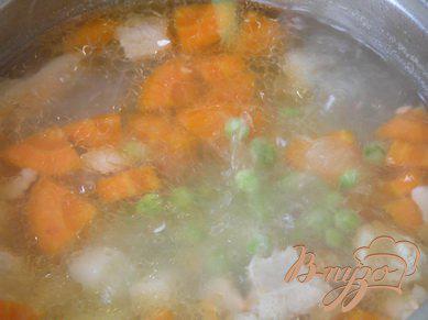 Фото приготовление рецепта: Овощной суп с лососем шаг №6