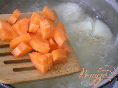 Фото приготовление рецепта: Овощной суп с лососем шаг №3