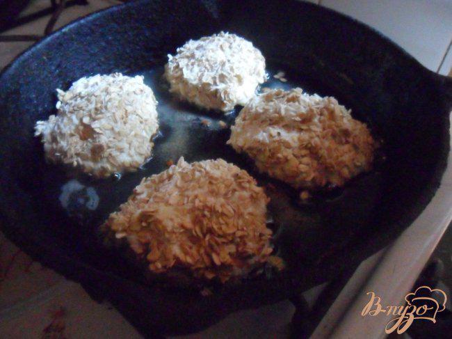Фото приготовление рецепта: Сырники с шоколадной начинкой в панировке из овсяных хлопьев шаг №5