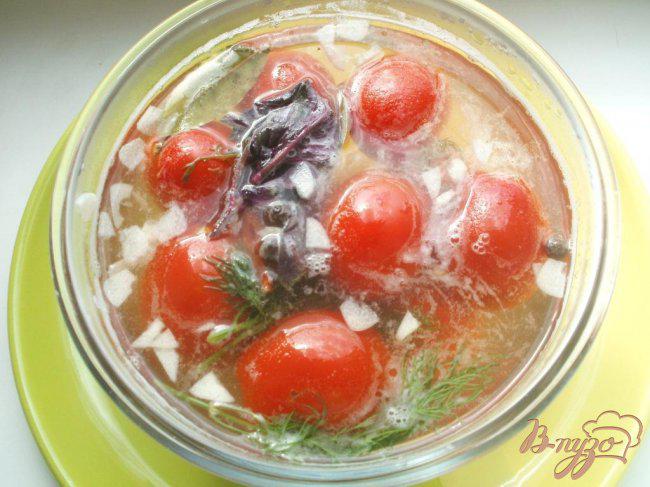 Фото приготовление рецепта: Быстрые маринованные помидоры шаг №3