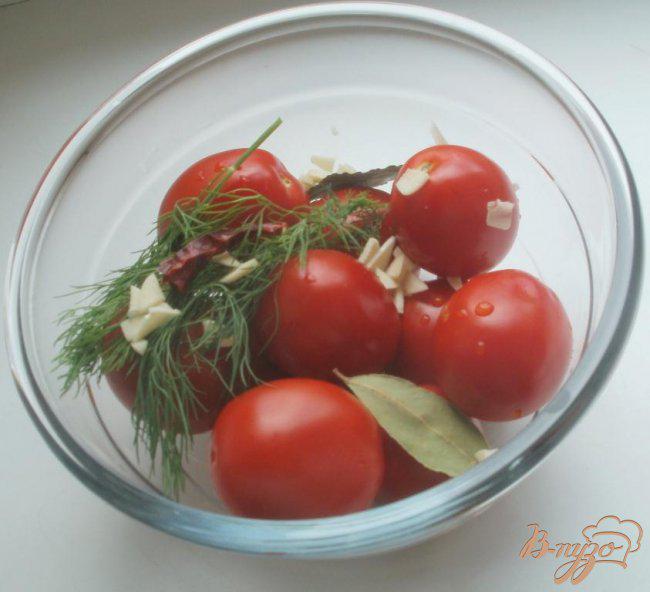 Фото приготовление рецепта: Быстрые маринованные помидоры шаг №1