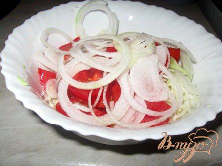 Фото приготовление рецепта: Салат из капусты с помидорами «По-Михайловки» шаг №3
