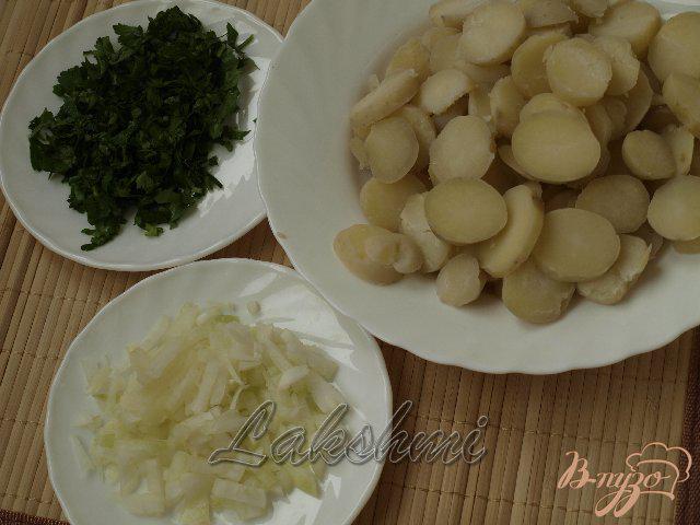 Фото приготовление рецепта: Постный картофельный салат с оливками шаг №2
