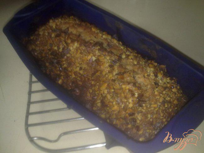 Фото приготовление рецепта: Медовый кекс с грецкими орехами, финиками и бананами шаг №7