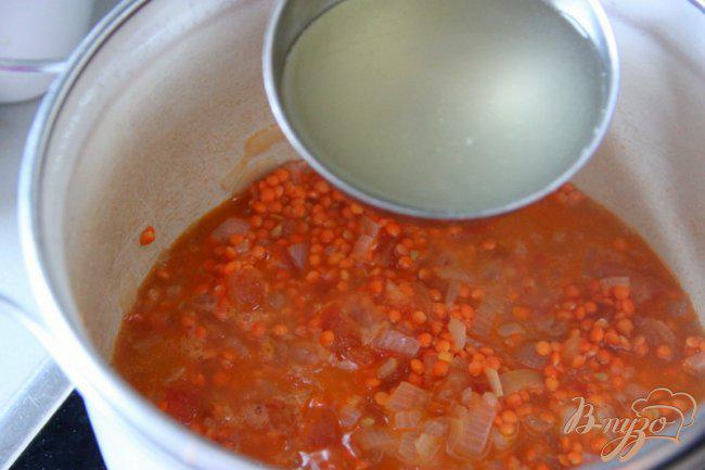Фото приготовление рецепта: Турецкий суп-пюре из красной чечевицы шаг №4