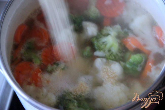 Фото приготовление рецепта: Быстрый овощной суп с кус-кусом шаг №2