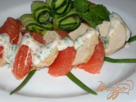 Фото приготовление рецепта: Салат с грейфрутом и курицей шаг №4