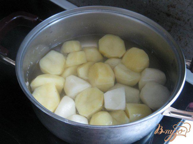 Фото приготовление рецепта: Картофельный пирог с мясом и овощами. шаг №1