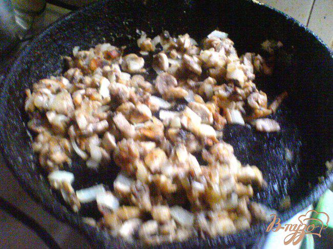 Фото приготовление рецепта: Картофельные ватрушки с грибами шаг №7