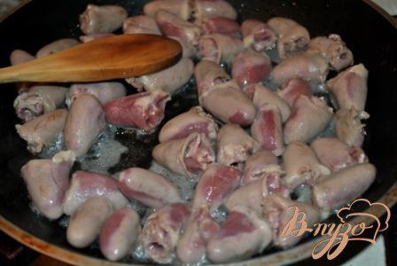 Фото приготовление рецепта: Куриные сердечки в сливочном соусе шаг №4