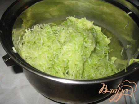 Фото приготовление рецепта: Оладьи кабачковые с зеленым горошком шаг №1