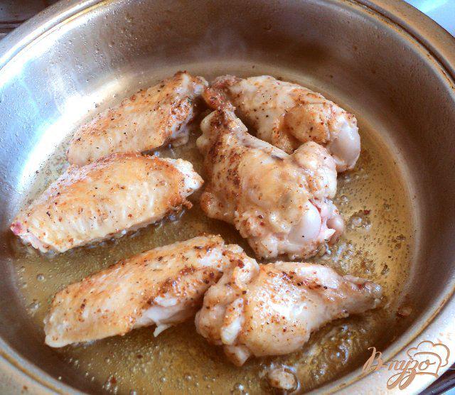 Фото приготовление рецепта: Курица с рисом и грибами в горшочке шаг №3