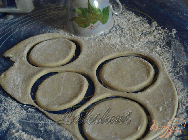 Фото приготовление рецепта: Паровые вареники из постного тыквенного теста с начинкой из грибов и картофеля. шаг №3