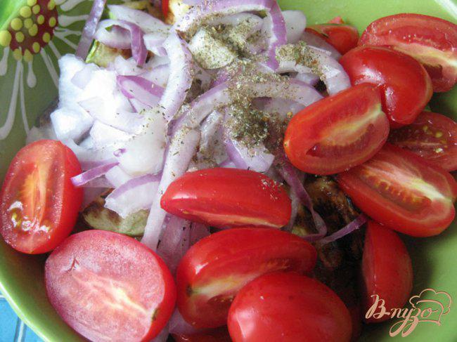 Фото приготовление рецепта: Тeплый салат из перловки с овощами. шаг №9