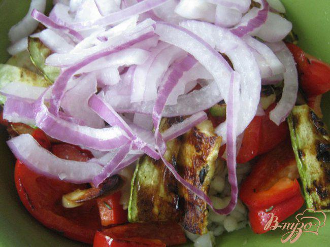 Фото приготовление рецепта: Тeплый салат из перловки с овощами. шаг №8