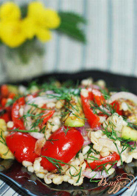 Фото приготовление рецепта: Тeплый салат из перловки с овощами. шаг №11