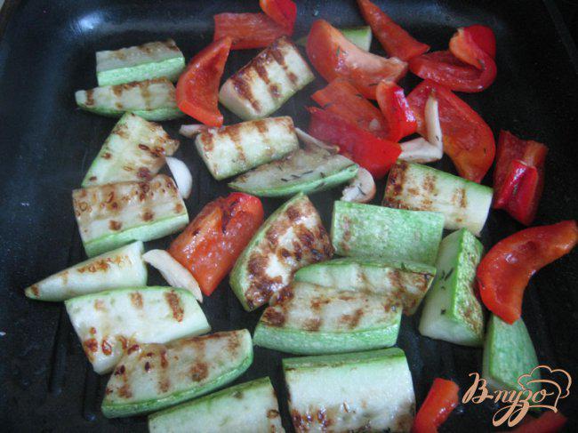 Фото приготовление рецепта: Тeплый салат из перловки с овощами. шаг №7