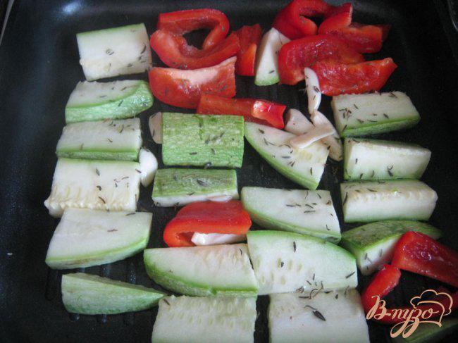 Фото приготовление рецепта: Тeплый салат из перловки с овощами. шаг №6