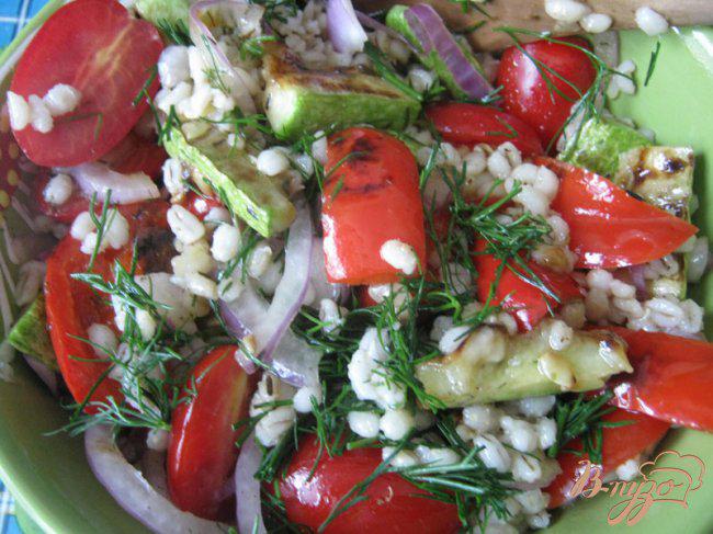 Фото приготовление рецепта: Тeплый салат из перловки с овощами. шаг №10