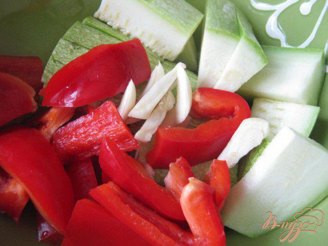 Фото приготовление рецепта: Тeплый салат из перловки с овощами. шаг №3