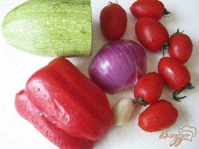 Фото приготовление рецепта: Тeплый салат из перловки с овощами. шаг №2
