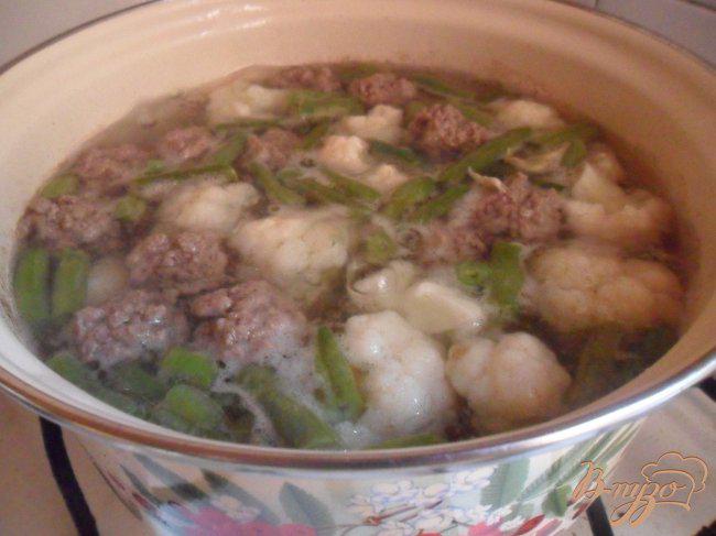 Фото приготовление рецепта: Суп с фрикадельками и цветной капустой шаг №3