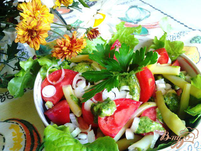 Фото приготовление рецепта: Летний салат со спаржевой фасолью шаг №7
