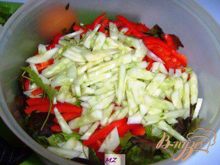 Фото приготовление рецепта: Легкий салат с морепродуктами шаг №4