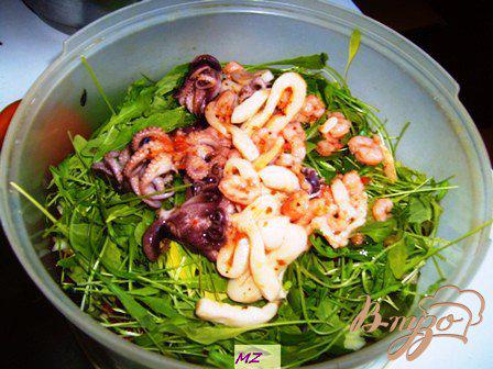Фото приготовление рецепта: Легкий салат с морепродуктами шаг №6