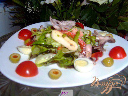 Фото приготовление рецепта: Легкий салат с морепродуктами шаг №8