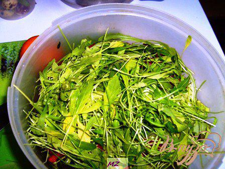 Фото приготовление рецепта: Легкий салат с морепродуктами шаг №5