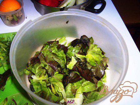 Фото приготовление рецепта: Легкий салат с морепродуктами шаг №2