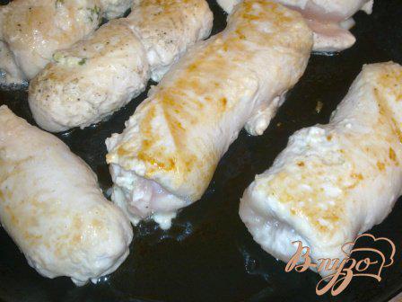 Фото приготовление рецепта: Куриные рулеты с сырной начинкой шаг №4