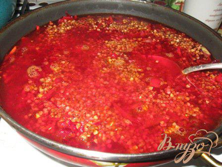 Фото приготовление рецепта: Гречневая каша с овощами «Красная горка» шаг №5