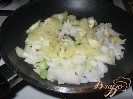 Фото приготовление рецепта: Страта с овощами и колбасой шаг №1