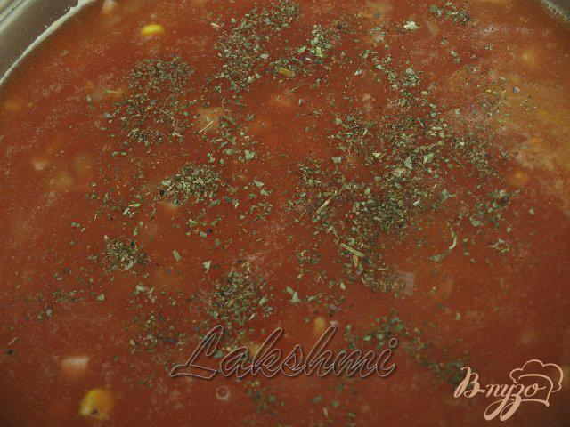 Фото приготовление рецепта: Томатный суп с сырной корочкой шаг №2