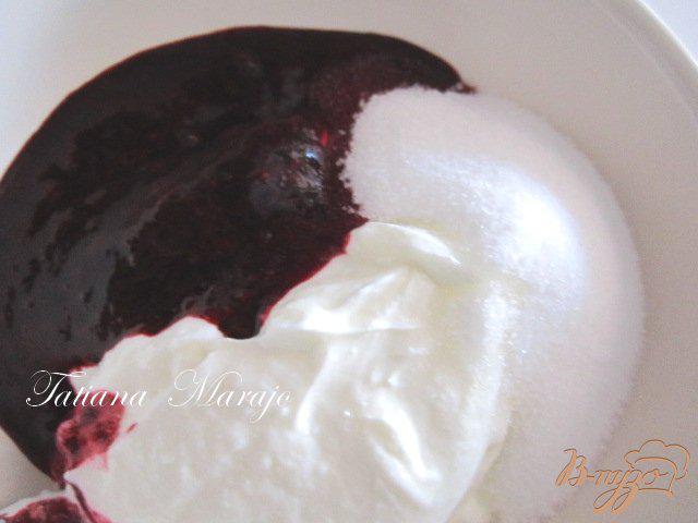 Фото приготовление рецепта: Творожно-ягодный десерт шаг №2