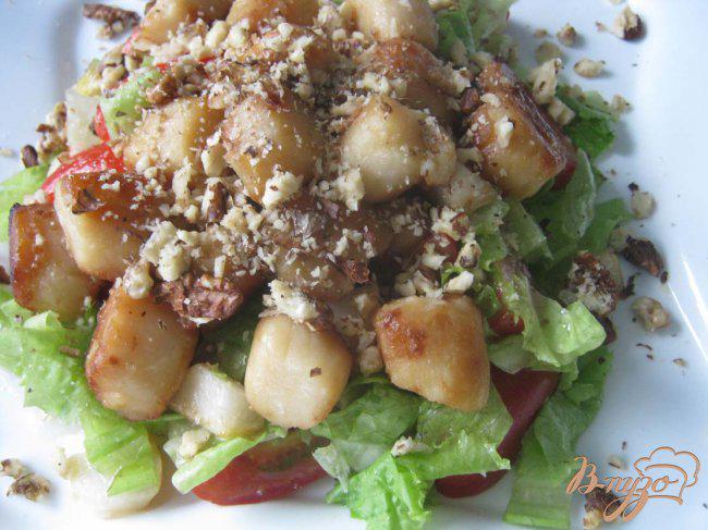Фото приготовление рецепта: Тeплый салат из морского гребешка «Купер» шаг №9