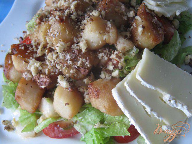 Фото приготовление рецепта: Тeплый салат из морского гребешка «Купер» шаг №10