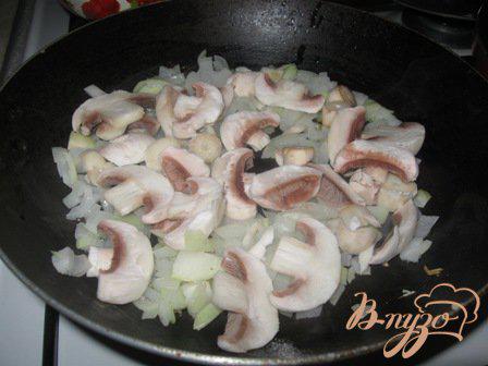 Фото приготовление рецепта: Филе куриной грудки с  ананасами и грибами. шаг №2