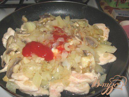 Фото приготовление рецепта: Филе куриной грудки с  ананасами и грибами. шаг №4