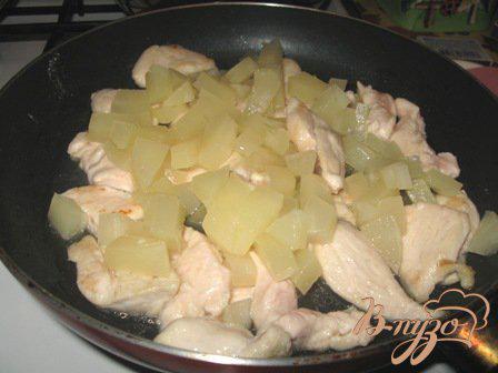 Фото приготовление рецепта: Филе куриной грудки с  ананасами и грибами. шаг №3