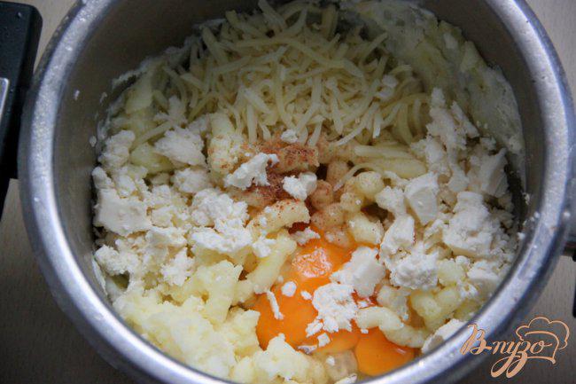 Фото приготовление рецепта: Картофельно-сырные котлеты «Хрустящий завтрак» шаг №1