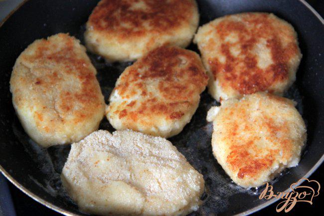 Фото приготовление рецепта: Картофельно-сырные котлеты «Хрустящий завтрак» шаг №3