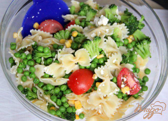 Фото приготовление рецепта: Холодный салат с фарфалле, овощами и йогуртовой заправкой шаг №5