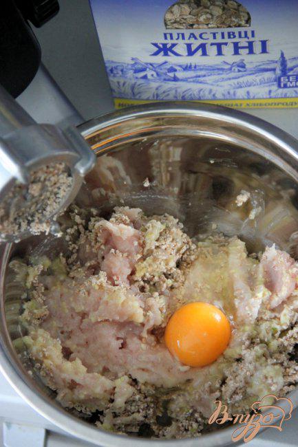Фото приготовление рецепта: Куриные тефтели с творогом и цуккини под томатным соусом шаг №1