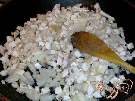 Фото приготовление рецепта: Флорентийская отбивная с грибами шаг №3