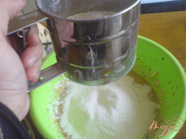 Фото приготовление рецепта: Кофейный кекс с сушеной вишней. шаг №3