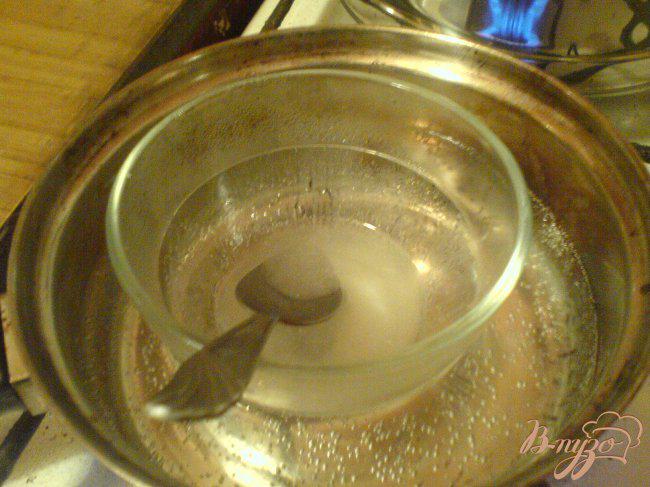 Фото приготовление рецепта: Крем из моцареллы с помидорами и желе из петрушки шаг №2